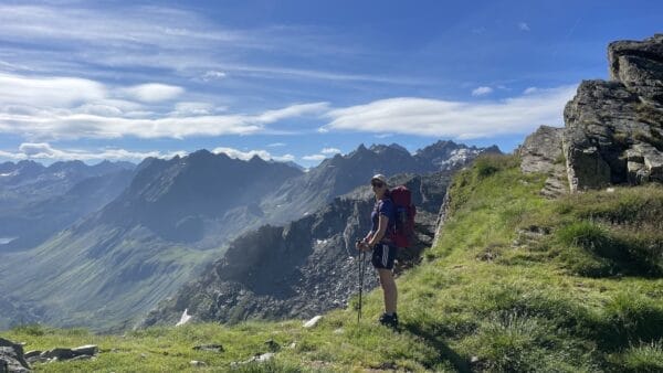 Wanderin vor Bergkulisse im Montafon